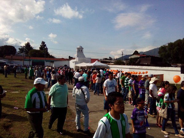 Los antigüeños desde temprano se hicieron presente al estadio Pensativo, escenario de la semifinal de vuelta. (Foto Prensa Libre: Norvin Mendoza)