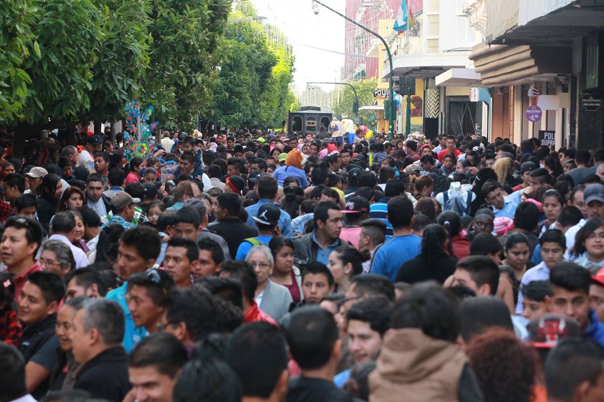 El "Paseo de la Sexta", en la zona 1 capitalina, fue abarrotado por cientos de personas que aprovecharon las ofertas en diciembre del 2015. (Foto Prensa Libre: Hemeroteca PL)