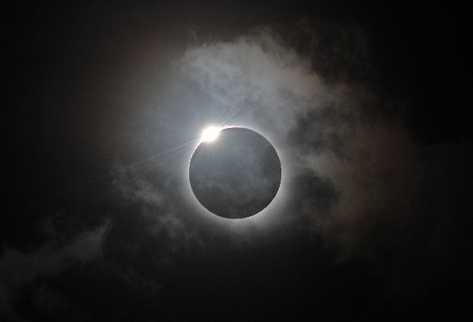 El eclipse total de Sol alcanzó su plenitud alrededor de las 6.39 hora local  (20.39 gmt del martes) sumiendo a una zona del norte del estado de Queensland en la oscuridad por más de dos minutos. (Foto Prensa Libre: AFP)