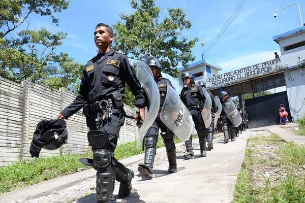 Fuerzas de seguridad requisan la cárcel de El Boquerón, en Cuilapa, Santa Rosa, debido a amenazas de extorsionistas de colocar bombas en comercios y viviendas del municipio. (Foto Prensa Libre: Oswaldo Cardona)