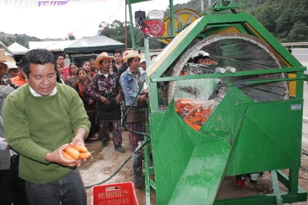 máquina para lavado de verduras de  agricultores  del caserío Los Castro,  Xajaxac, Sololá.