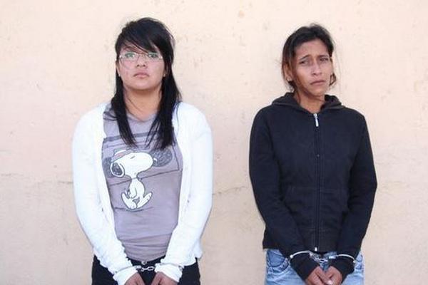 Las dos mujeres capturadas en la zona 18 de la capital, sindicadas de extorsión. (Foto Prensa Libre: PNC)<br _mce_bogus="1"/>