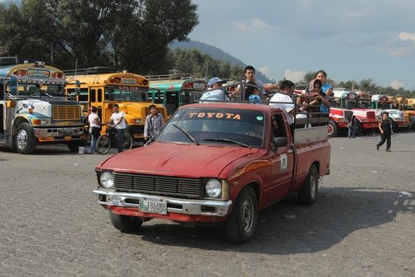 Un grupo de vecinos se moviliza en un picop debido al paro de buses urbanos en Antigua Guatemala. (Foto Prensa Libre: Miguel López) <br _mce_bogus="1"/>