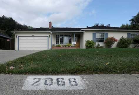 La casa, construida en 1951, pertenecía a los padres adoptivos de Jobs (Foto Prensa Libre: AP).