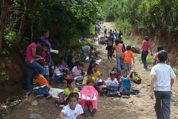 Dos años llevan maestros de dar clases a sus estudiantes en la calle, ya  que la escuela de El Jícaro, Cuilapa, fue declarada inhabitable en el  2011. (Foto Prensa Libre: Oswaldo Cardona)