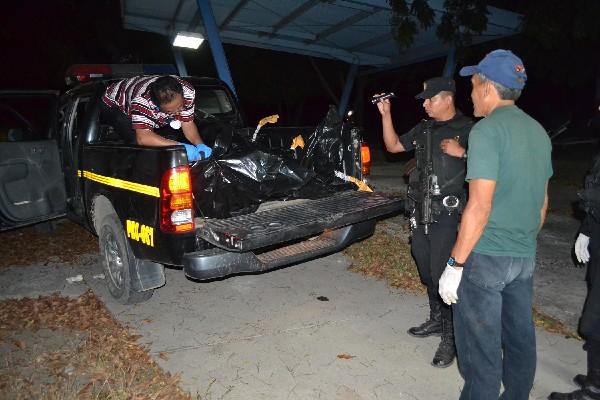 Dos cuerpos  y dos  cabezas  son llevados a la morgue.