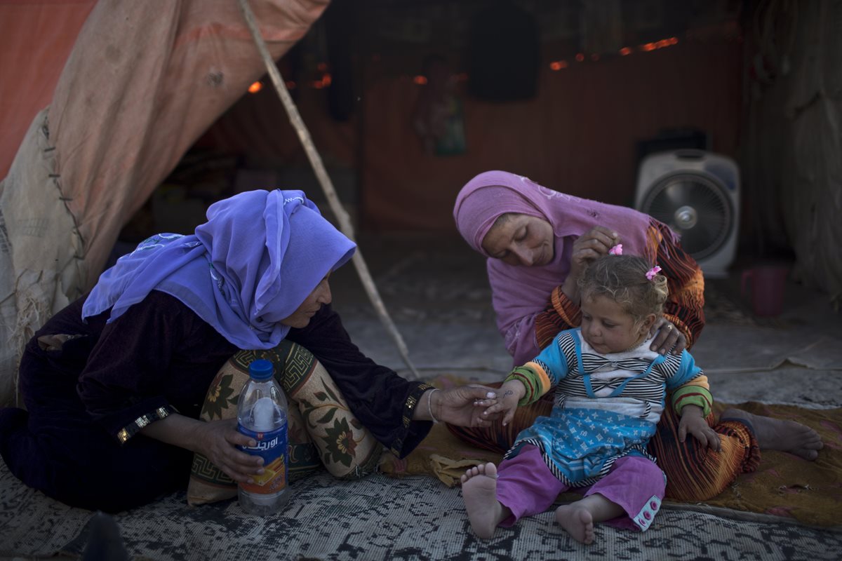 Fatima Alkhalid una refugiada siria y su bebé, en el campo de refugiados.(Foto Prensa Libre: AP).