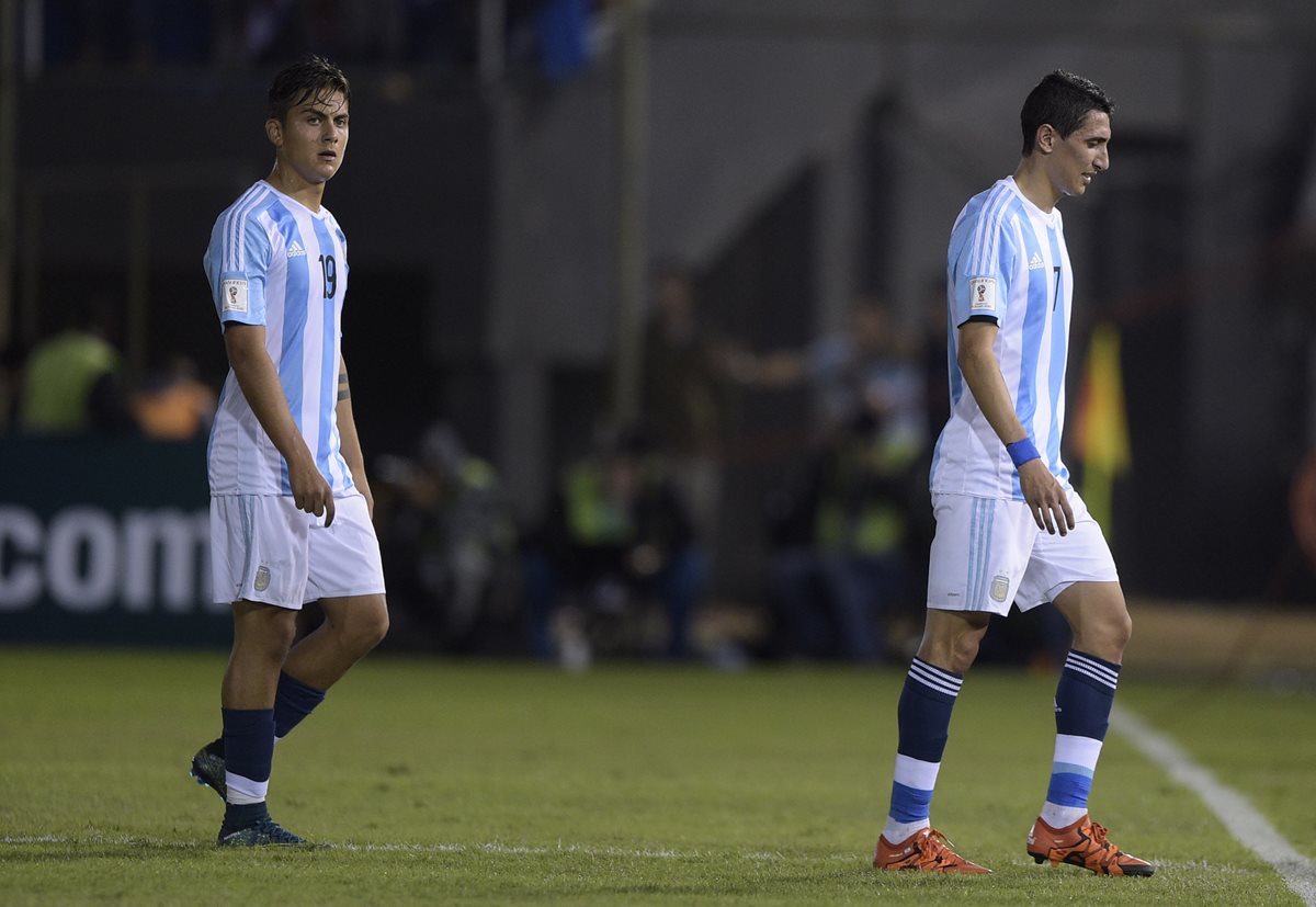 Paulo Dybala y Angel Di Maria camina hacia el vestidor al final del partido que Argentina empató 0-0 con Paraguay en el estadio Defensores del Chaco. (Foto Prensa Libre: AFP)