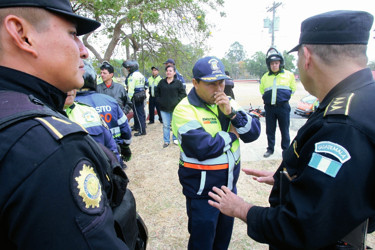 Agentes de  la Policía Nacional Civil llegan a los campos de la colonia Primero de Julio, zona 5 de Mixco, para controlar los incidentes. (Foto Prensa Libre: Estuardo Paredes)