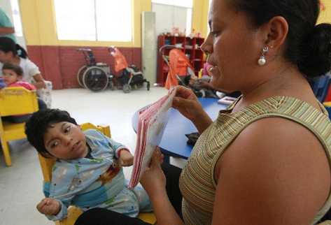 Óscar Emanuel Arana, quien padece de microcefalia, recibe terapia en el centro Aída España,  para niños con capacidades especiales.