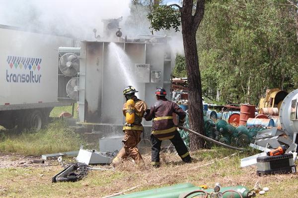 Bomberos lograron controlar el fuego. (Foto Prensa Libre: Edwin Paxtor)<br _mce_bogus="1"/>