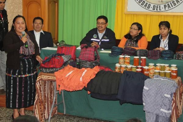 Ana Saloj, organizadora del curso, muestra los productos que fabrica  el grupo de mujeres.