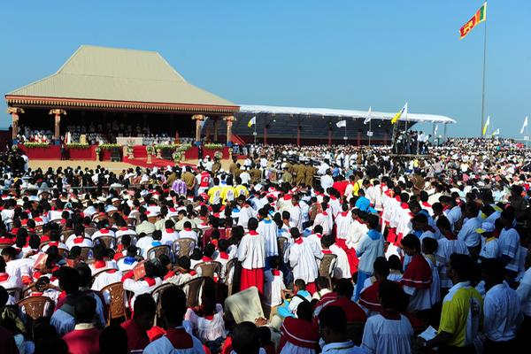 Miles de personas asistieron a ver al papa Francisco a Sri Lankan. (Foto Prensa Libre: AFP)