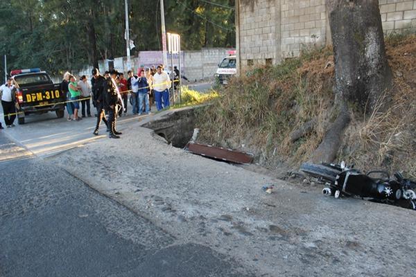 Curiosos observan el lugar del accidente de tránsito ocurrido en la entrada a Jutiapa. (Foto Prensa Libre: Óscar González)<br _mce_bogus="1"/>