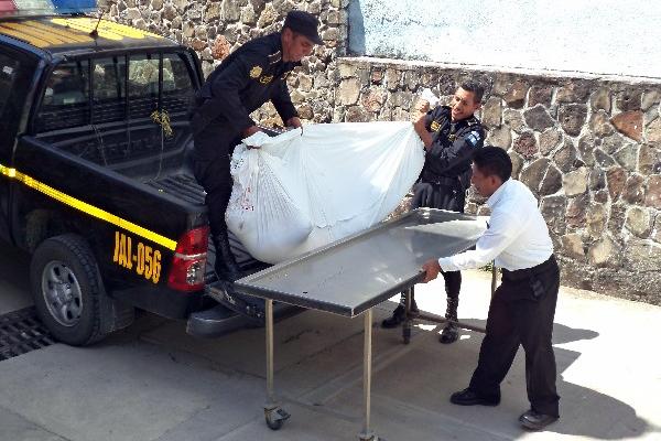 El cadáver de Juan Antonio Gómez Pérez es bajado de un aturopatrulla,  en la morgue de  Jalapa.