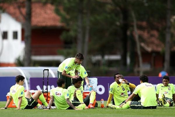 Luiz Felipe Scolari, técnico de Brasil, ensayó con sus jugadores esta mañana, previo al Mundial de Brasil 2014. (Foto Prensa Libre: EFE)