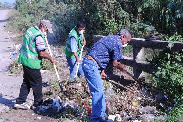 Cuadrilla municipal limpia una de las áreas de Coatepeque  donde hay basureros clandestinos.