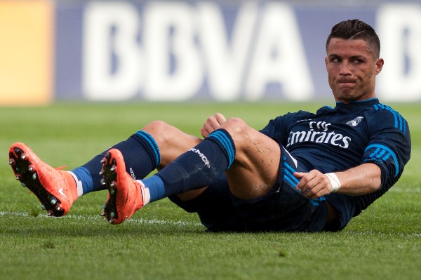 Cristiano Ronaldo, del Real Madrid, se lamenta en el suelo en el partid contra el Málaga. (Foto Prensa Libre: AFP)