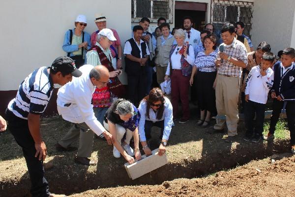 Acto de inauguración de trabajos de construcción de centro de promoción nutricional.