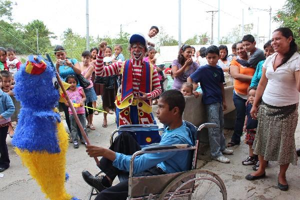 Un adolescente con capacidades especiales quiebra una piñata durante el   convivio que  Fundabiem organizó en Santa Elena, Flores,  Petén.