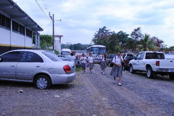 Alrededores de la  PNC de Coatepeque se utilizan como depósito de vehículos.