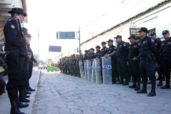 Agentes de la PNC de Jalapa reciben instrucciones de sus jefes.  Vecinos los señalan de abuso de autoridad.