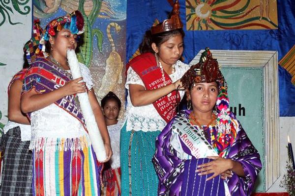 Josefina Coyoy, Reina Indígena de San Sebastián, coloca la corona a Romelia Yulisa García, nueva Reina Indígena de San Felipe. (Foto Prensa Libre: Rolando Miranda)