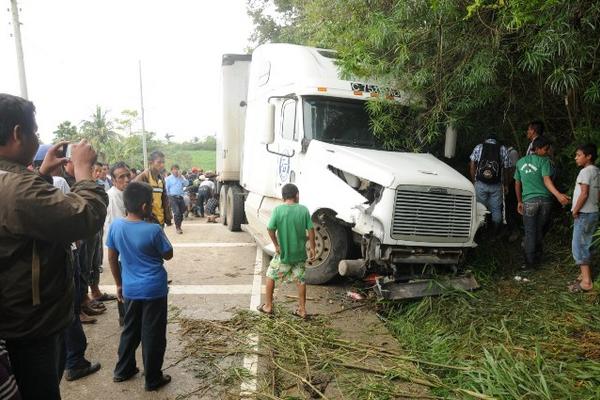 Segun testigos, el conductor del tráiler manejaba en estado de ebriedad. Pobladores lo responsabilizaron del accidente. (Foto Prensa Libre: Rigoberto Escobar).