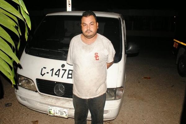 Carlos Humberto Rodríguez Gómez transportaba cigarros de contrabando valorados en Q395 mil. (Foto Prensa Libre: PNC)