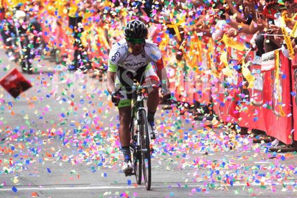 El colombiano Giovanni Báez, del EPM-UNE, se impuso en el ascenso a Esquipulas. (Foto Prensa Libre: Fernando Ruiz)