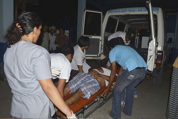 Uno de los heridos es llevado hacia el hospital de Tiquisate, Escuintla. (Foto Prensa Libre: Felipe Guzmán)