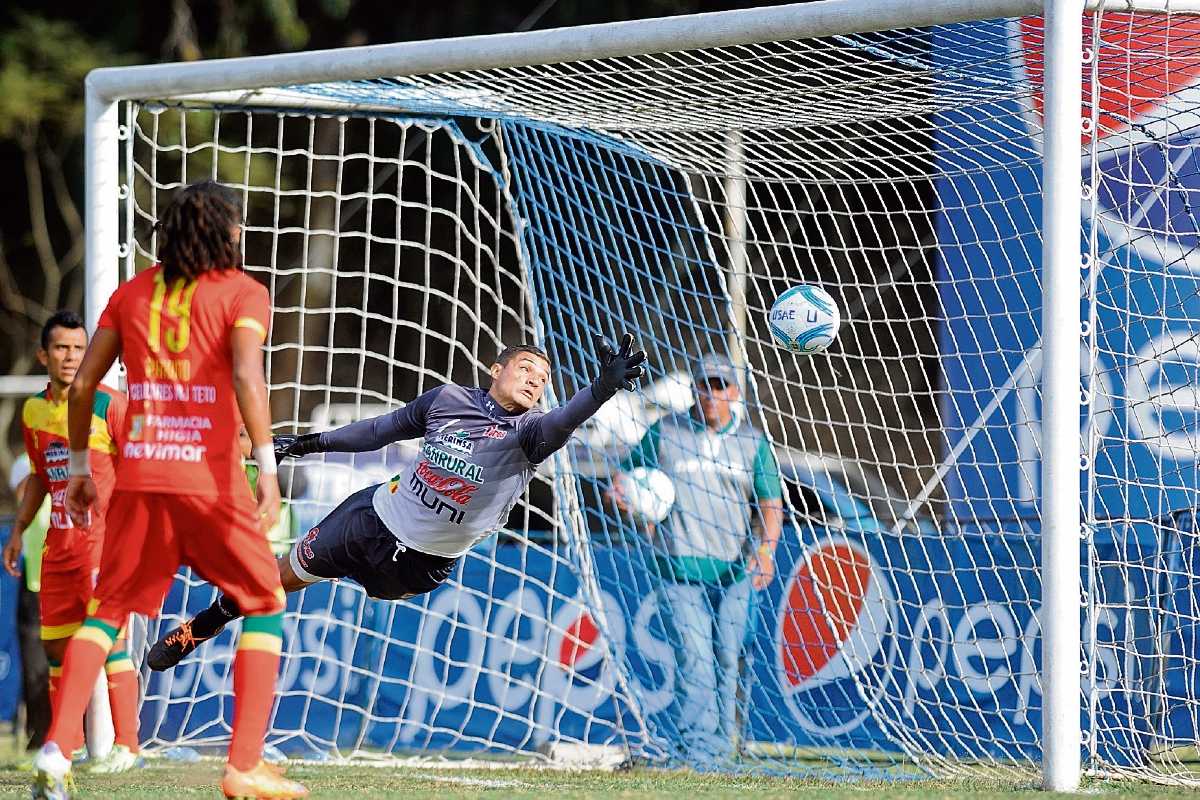 Cristian Álvarez  no puede evitar el primer gol estudioso, marcado por Asprilla, en una tarde inspirada. (Foto Prensa Libre: Hemeroteca PL)