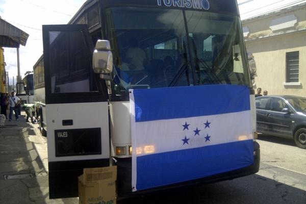 Uno de los buses donde viajan los familiares de los migrantes desaparecidos. (Foto Prensa Libre: Jéssica Gramajo)<br _mce_bogus="1"/>