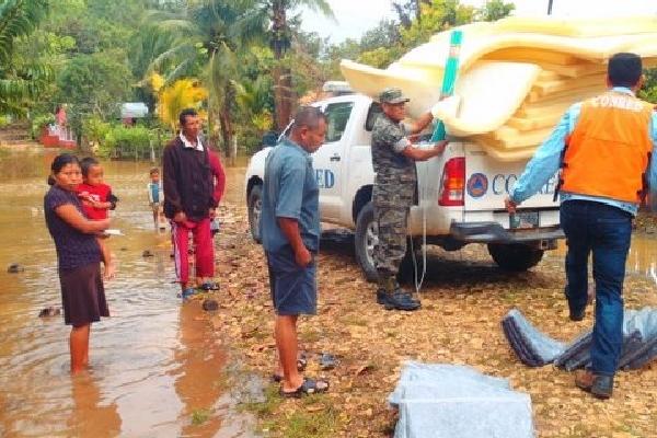 Personal de  la Conred entrega ayuda a los afectados por las inundaciones, en Petén.