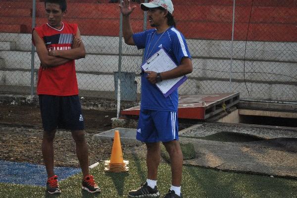 Jorge Díaz, asistente técnico de Malacateco, durante la sesión de entrenamiento de ayer. (Foto Prensa Libre: Aroldo Marroquín)