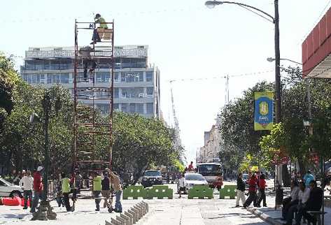 La Policía Municipal comienza a instalar torres de control en la zona 1, para garantizar la seguridad de los transeúntes durante las fiestas de fin de año.