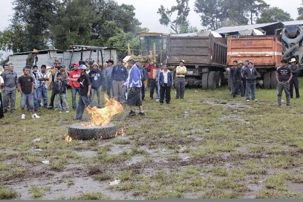 personas  protestan  por suspensión de obra.