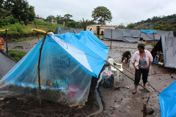 Los vecinos de Santa Rosa continúan a la intemperie con sus champas, debido al temor a los constantes sismos que son sensibles en esa zona. (Foto Prensa Libre: Oswaldo Cardona)<br _mce_bogus="1"/>