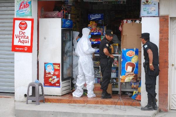 Policía y agentes del Ministerio Público recaban evidencias en negocio de Huehuetenango.