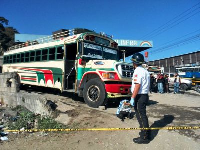 Las fuerzas de seguridad acordonaron el lugar donde falleció un ayudante de bus. (Foto Prensa Libre)