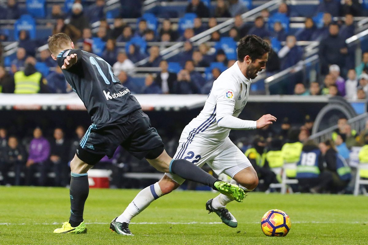 El centrocampista del Real Madrid, Francisco Alarcón "Isco" (derecha) es una opción para Zidane. (Foto Prensa Libre: EFE)