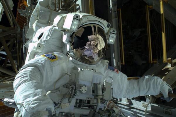 El ingeniero Mike Hopkins, durante un paseo por la Estación Espacial Internacional ISS. (Foto Prensa Libre: EFE)