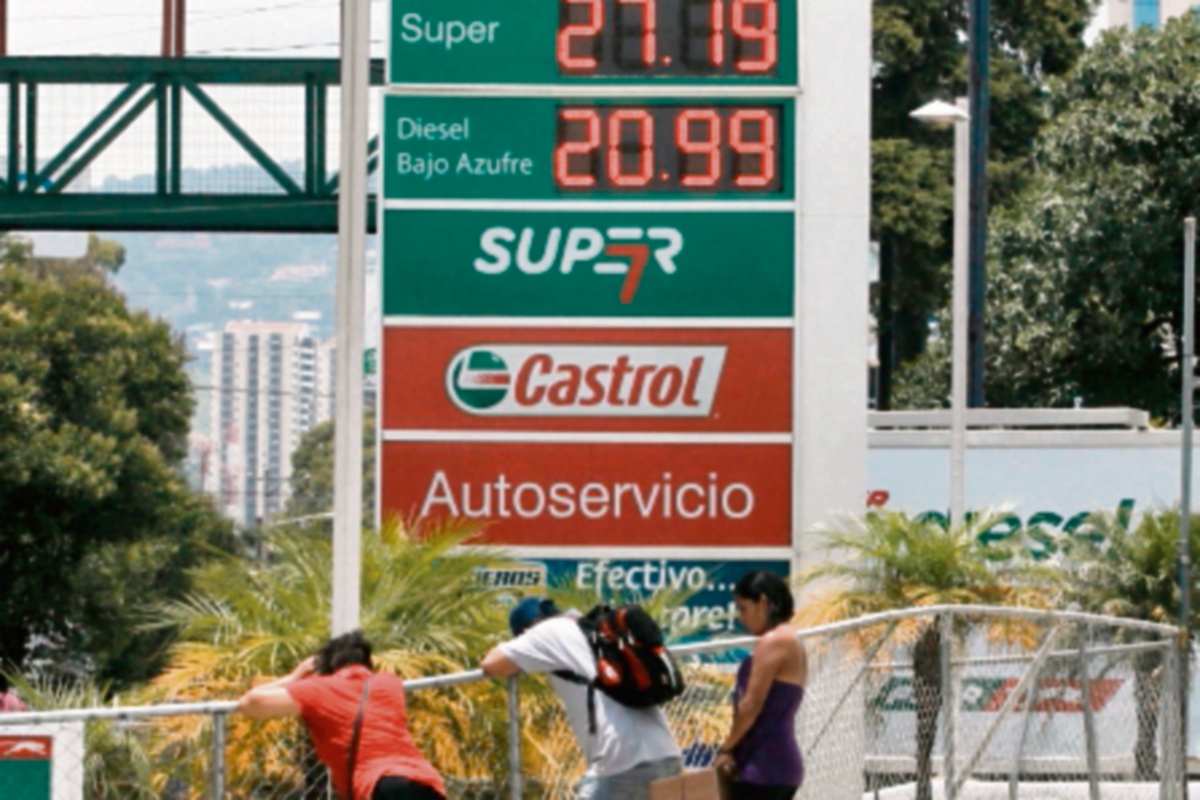 los combustibles aumentaron ayer Q1. (FOTO PRENSA LIBRE: ESTUARDO PAREDES)