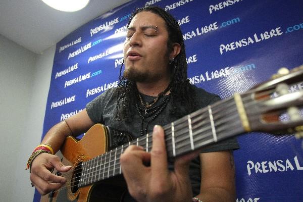 Rony Hernández,  con su guitarra, interpretó canciones de la trova latinoamericana. (Foto Prensa Libre: Alvaro Interiano)