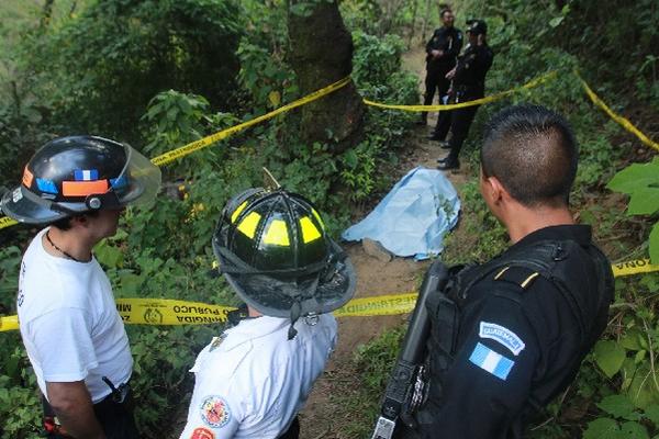 Autoridades observan  cuerpo de  Luis Pascual Pérez.