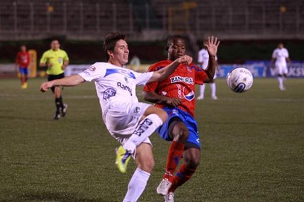 El clásico 278 del futbol guatemalteco se disputará este domingo en el estadio El Trébol, a las 11 horas. (Foto Prensa Libre: Hemeroteca PL)