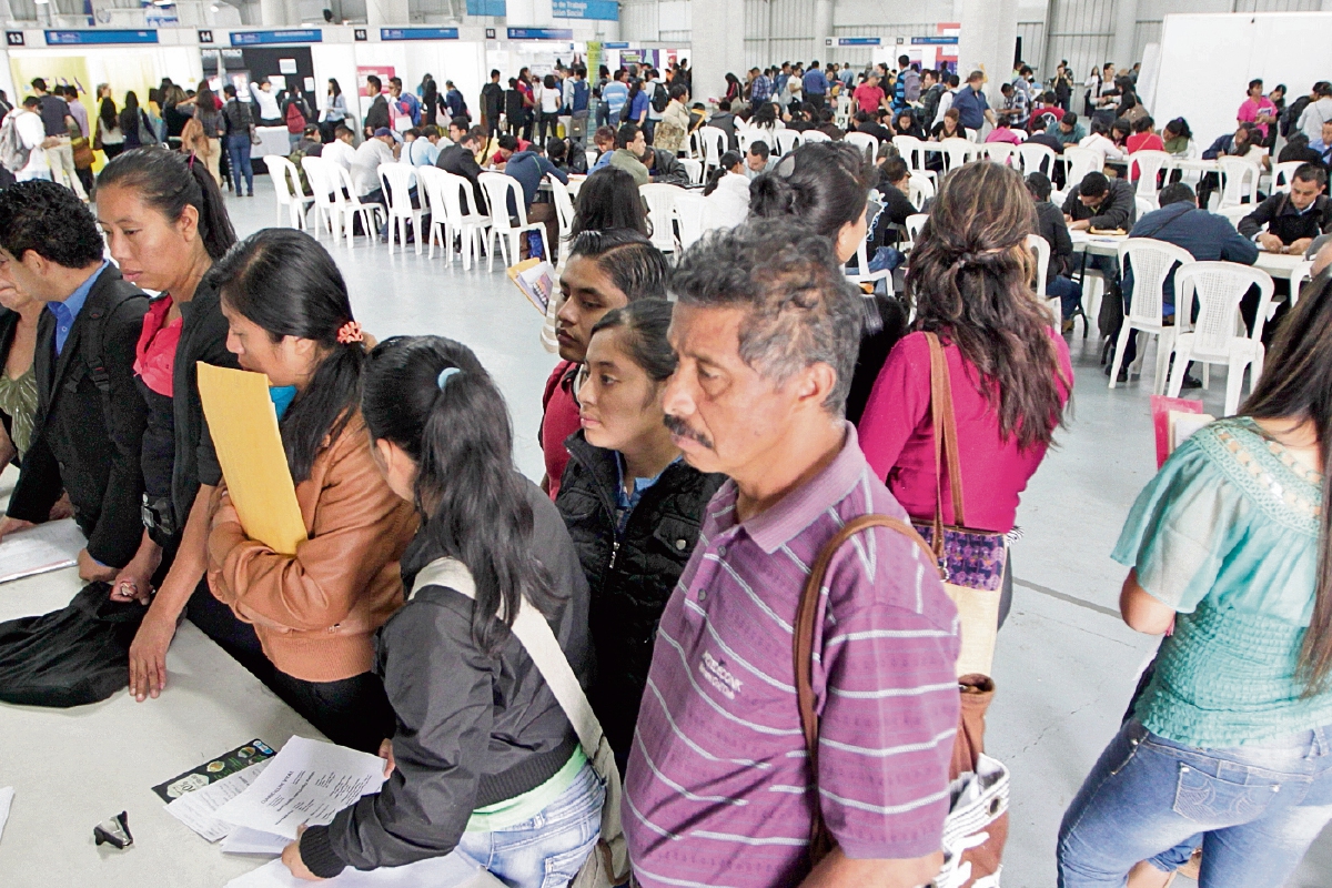 Desde muy temprano, miles de personas de todas edades, acudieron al Parque de la Industria para llenar formularios y optar a una plaza de trabajo de parte de alguna de las 118 empresas presentes en la actividad. (FOTO PRENSA LIBRE: EDWIN BERCIAN)