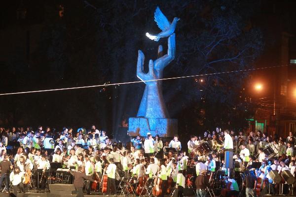 Después del cambio de la rosa de la paz hubo un concierto en la Plaza de la Constitución, con artistas nacionales, al que acudieron cientos de personas.