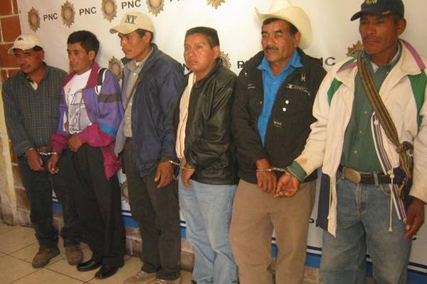 Los seis sindicados de haber envenenado agua entubada en Ixtahuacán, permanecen en la subestación 43-11, en Huehuetenango. (Foto Prensa Libre: Mike Castillo)