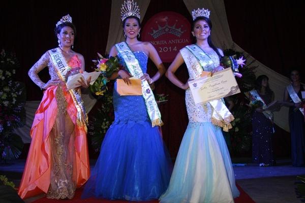 Rocío Fernanda Barrios -al centro- nueva Señorita Antigua junto a las otras dos reinas electas. (Foto Prensa Libre: Miguel López)